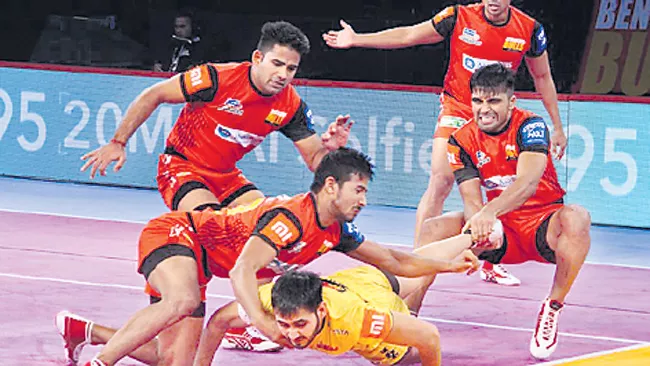 Bengaluru Bulls hammer Telugu Titans  - Sakshi