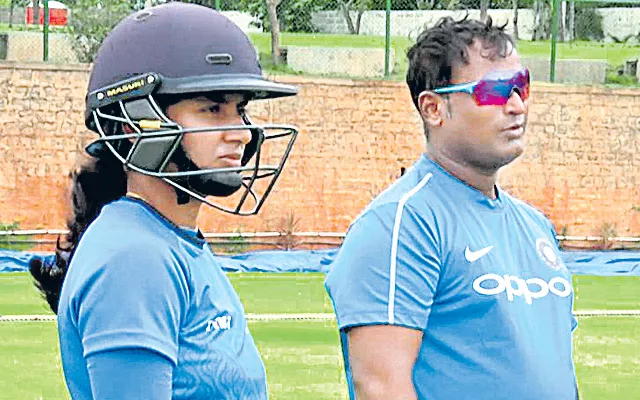 Mithali Raj packed her bags and threatened to quit, reveals Ramesh Powar - Sakshi