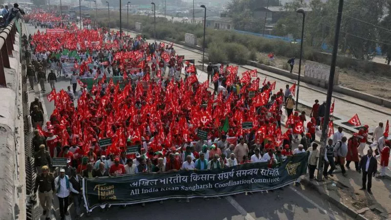 Farmers March Towards Ramlila Maidan During A Protest Rally - Sakshi