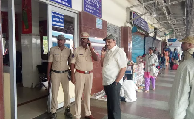 MLA Gunman Bag Stolen in Tirupati Railway Station - Sakshi