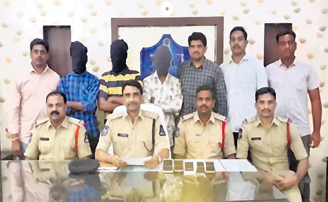 Cellphone Robbery Gang Arrest in Hyderabad - Sakshi