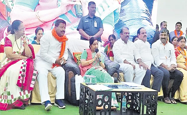 BJP Leader Sushma Swaraj Fires On CM KCR At Mahila Shankaravam - Sakshi