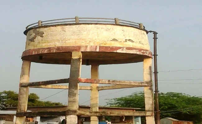 Dangerous Situation Of OHR Water Tank In Donakonda Village - Sakshi