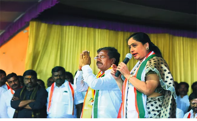 Cinema Actress Vijayasanthi Speaking At The Congress Election Campaign Meeting  - Sakshi