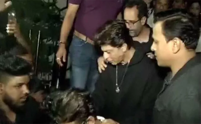 Police Stopped Music In Shahrukh Khan Birthday Party In A Night Club - Sakshi