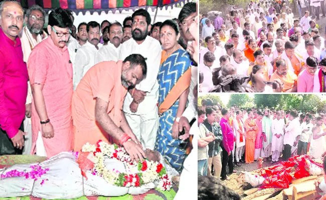 Swamy Paripoornananda In Priest Satyanarayana Sharma Funerals In Warangal - Sakshi