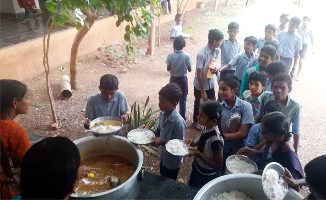 Egg Suplies Stops In Midday meals Scheme Kurnool - Sakshi