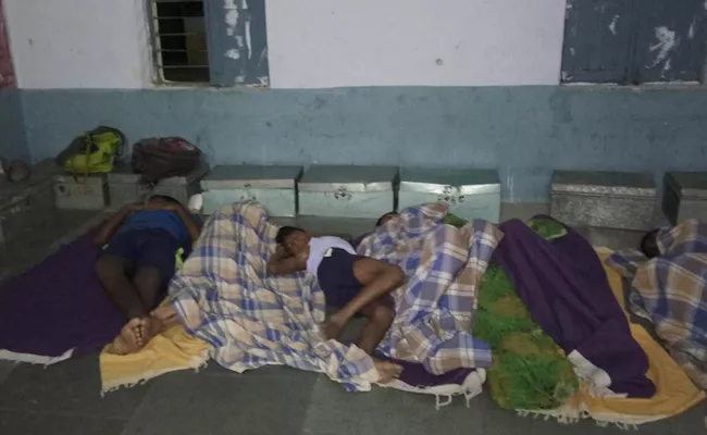 Hostel Students Suffering With Cold Water In YSR Kadapa - Sakshi