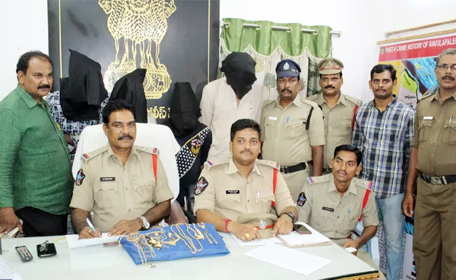 Inter State Thiefgang Arrest Ravulapalem Police East Godavari - Sakshi