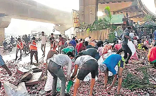 People Steal Onions While A Truck Driver Lies Down With Critical Injuries - Sakshi