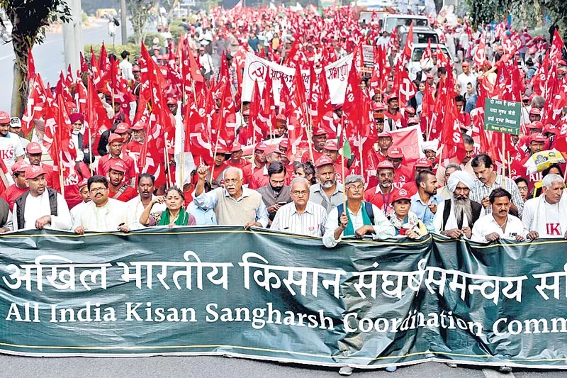 Hundreds of Hopeful Farmers Camp at Ramlila Maidan - Sakshi