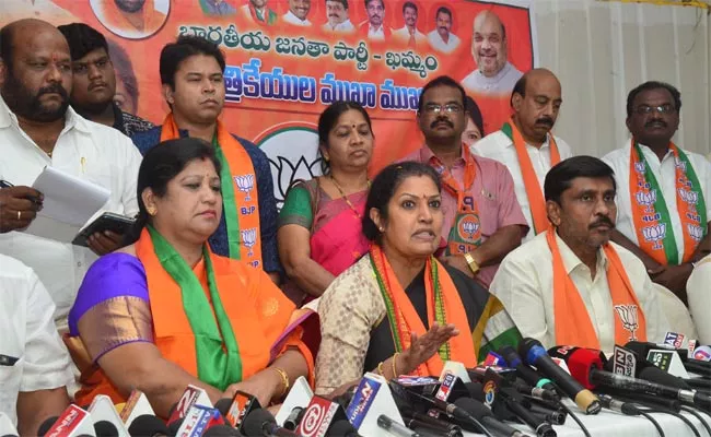 BJP  purandeswari fair on TRS - Sakshi