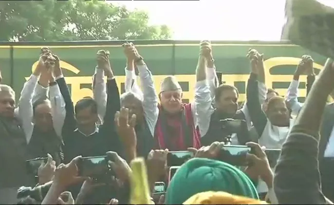  Rahul Gandhi  Kejriwal Join Kisan Protest In Delhi - Sakshi