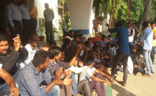 Warangal KU Students Dharna  - Sakshi