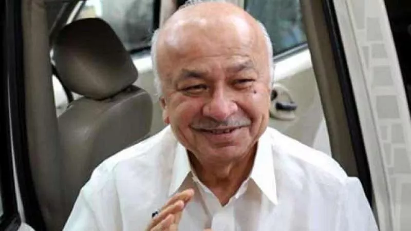 Sushil Kumar Shinde Slams PM Modi For Repeatedly Playing Chaiwala Card - Sakshi