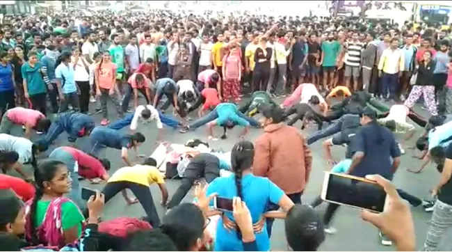 Unemployees protests at Kotthapet chowrastha - Sakshi