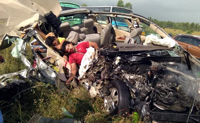 Three Young People Died in Road Accident - Sakshi