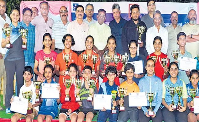 Vighnay, Nikhat Bani won TT titles - Sakshi