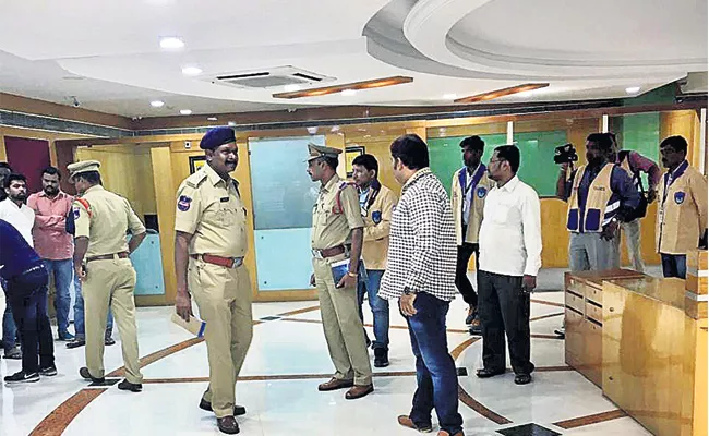 CCS Police Raids heera Group Office In Hyderabad - Sakshi