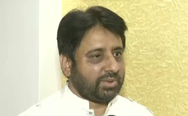 I Did Not Push Manoj Tiwari Says Amanatullah Khan - Sakshi