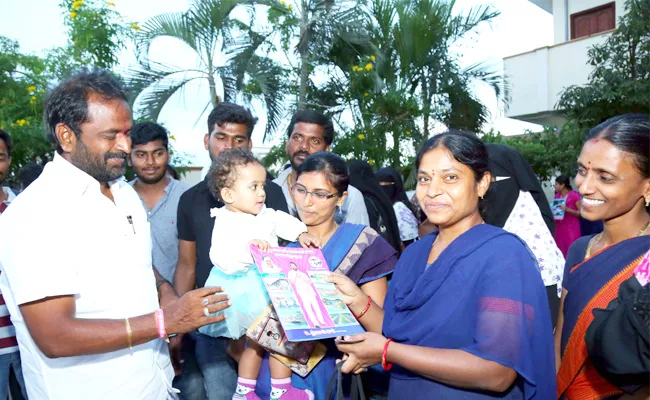 TRS Candidate Srinivas Goud Family Members Election Campaign In Mahabubnagar - Sakshi