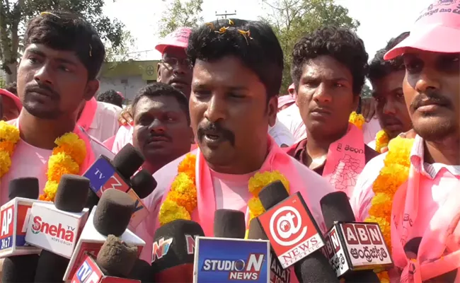 Telangana Movement Activists Demands TRS Govt Over Martyrs Statue - Sakshi