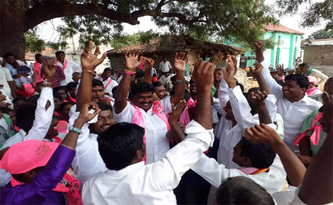 Hanmanth shinde Dance In Election Campaign - Sakshi