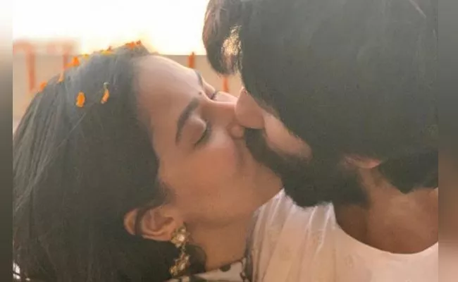 Trolls On Shahid and Mira Share Steamy kiss - Sakshi