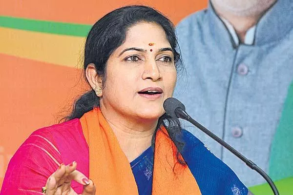 Bjp leader Akula Vijaya escapes from Road mishap - Sakshi