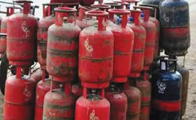 Cooking Gas Prices Down in Vizianagaram - Sakshi