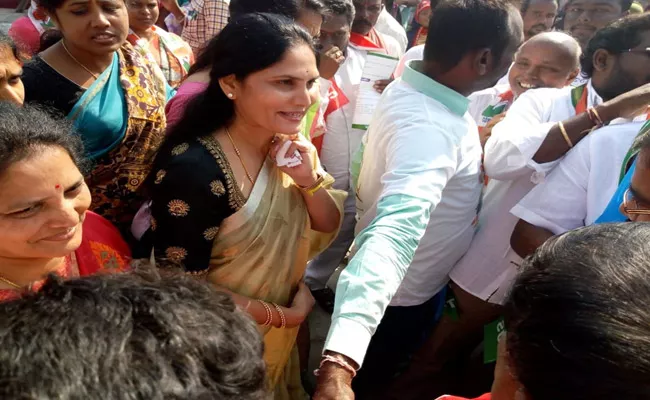 Komatireddy Rajagopal Reddy Wife Canvass - Sakshi