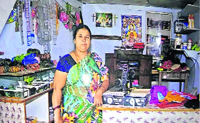 Srinidhi Self Employments Loans For Women  In Nadigudem Village - Sakshi