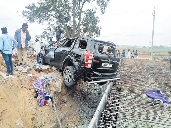 Three engineers died in road accident - Sakshi