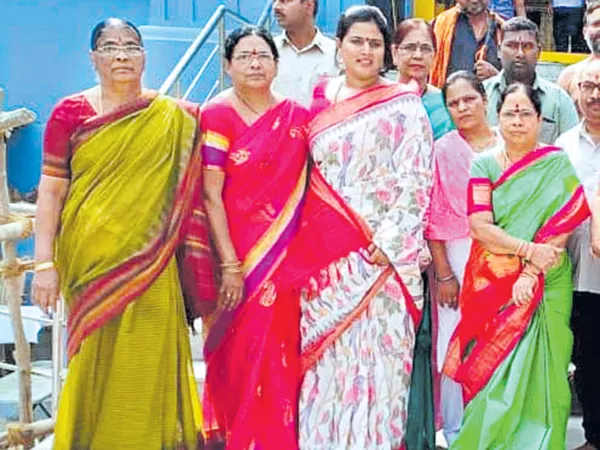 KCR Wife Special prayers to god for Victory - Sakshi