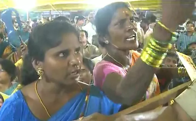 Mid Day Meal Workers Protest At Chandrababu Naidu Bheemili Meeting - Sakshi