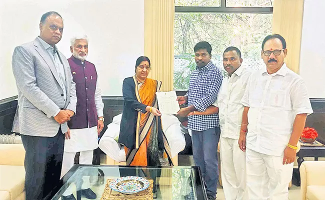 Ysrcp leaders meet Minister Sushma Swaraj for Fishermen missing - Sakshi