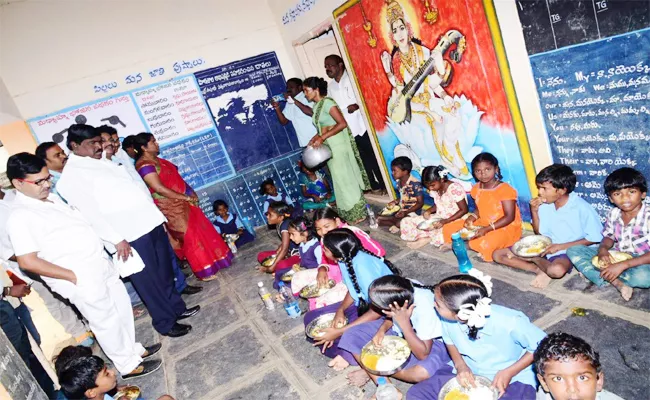 No Eggs Supply in Midday Meals Prakasam - Sakshi