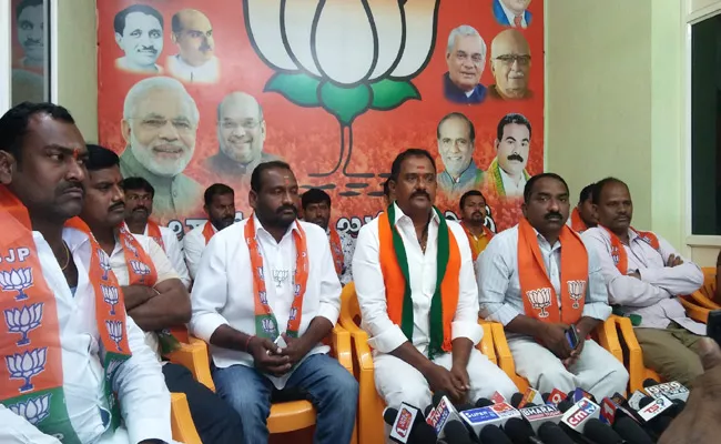 BJP Leader Katipally Ramana Reddy Slams TRS Over EVM Tamper Issue - Sakshi