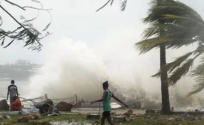 People Struggle For Food And Water In AP For Cyclone - Sakshi