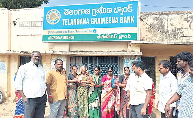 Telangana Grameena Bank Depositors Protest In Moinabad - Sakshi