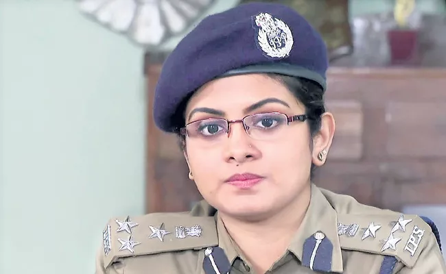 Gayatri Arun is a young TV actress Deepthi IPS with mutual serials - Sakshi