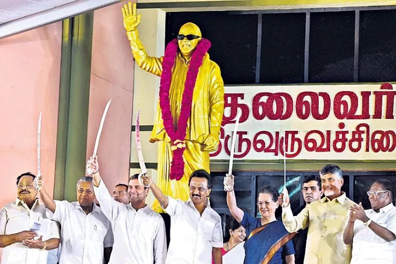 Sonia Gandhi unveils Karunanidhi's statue - Sakshi