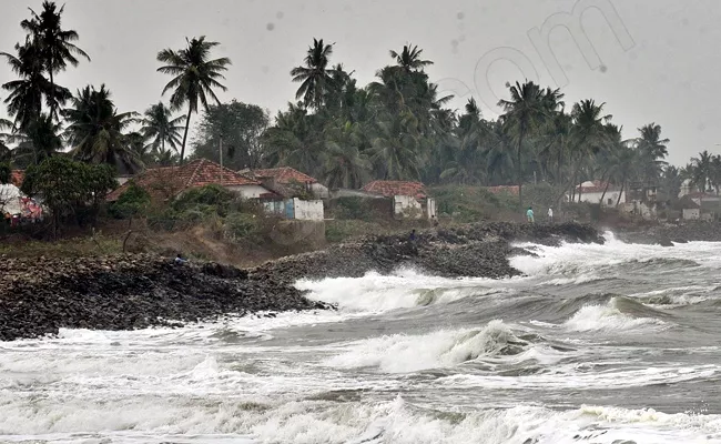 Cyclone Phethai Touches The Coast At Katrenikona - Sakshi