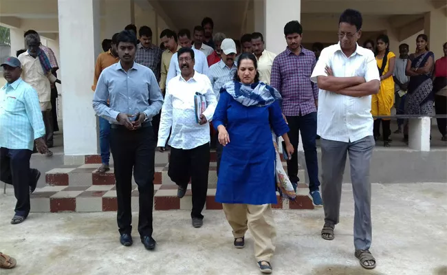 Joint Collector Srujana Visit Pethai Cyclone Effected Areas - Sakshi