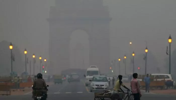 Delhiites Wake Up To Foggy Monday Morning - Sakshi