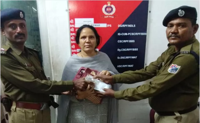 Visakhapatnam Railway Police Return To bag passenger - Sakshi