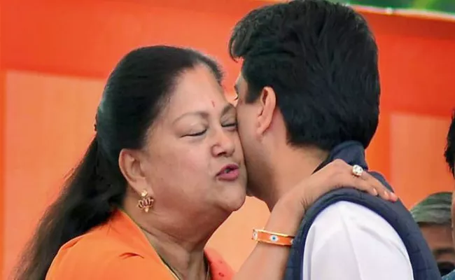 Vasundhara Raje Meets Jyotiraditya Scindia In Ashok Gehlot Swearing Ceremony - Sakshi