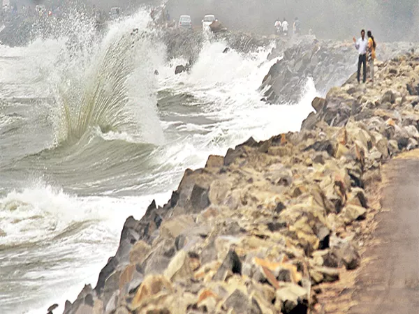 Severe cyclonic threat to Andhra Pradesh - Sakshi