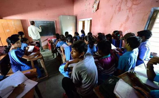 Bihar School Segregates Students Basis On Caste - Sakshi