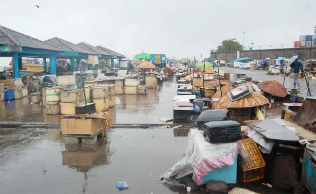 Pethai Cyclone Effect on Fishing Horber Visakhapatnam - Sakshi